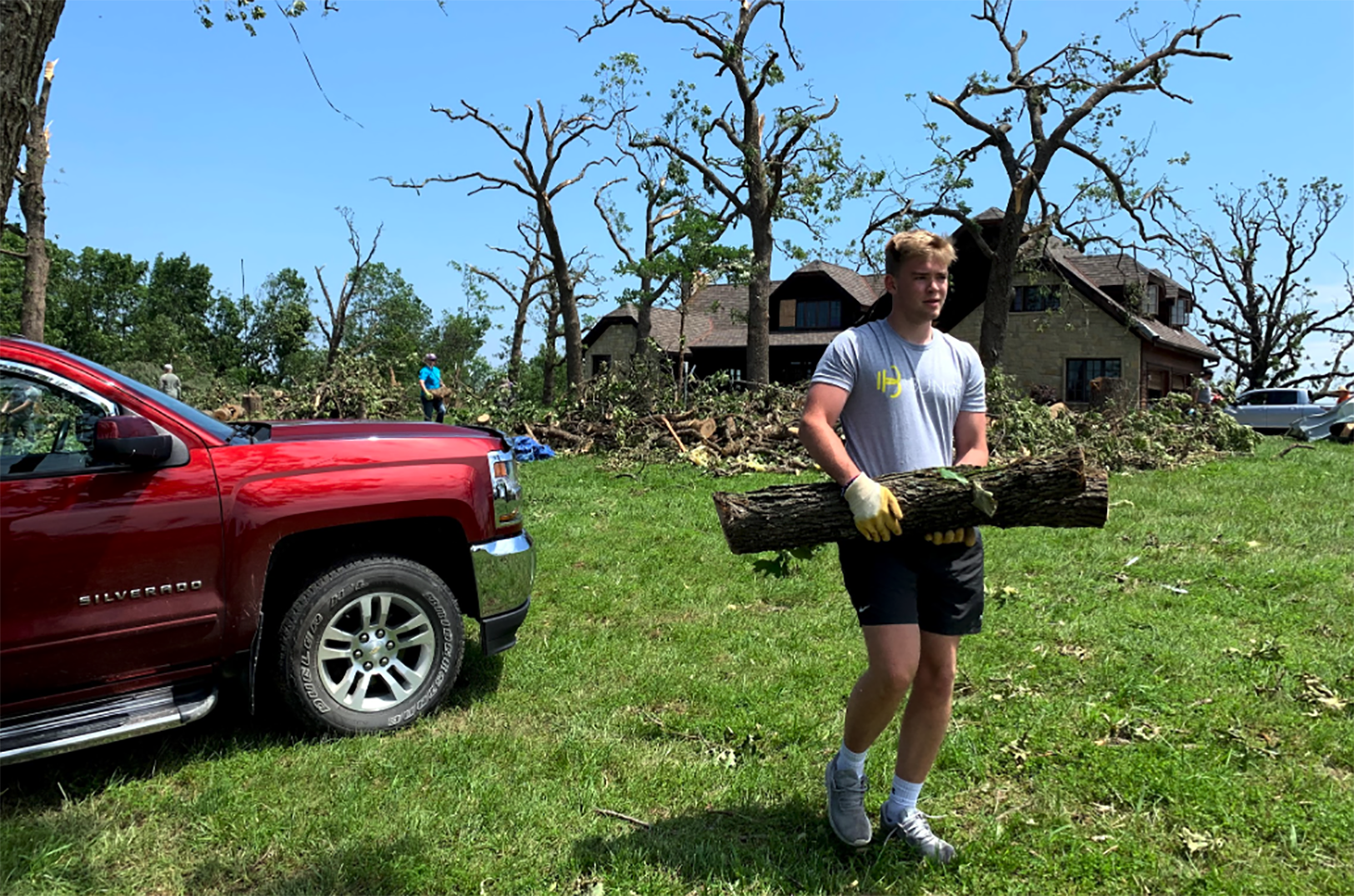 Bungii ‘circles the wagons,’ sending its truck drivers to aid Linwood tornado survivors