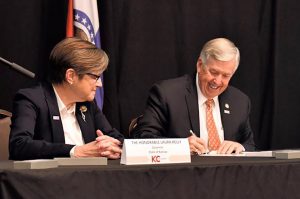 Govs. Laura Kelly, D-Kansas, and Mike Parson, R-Missouri