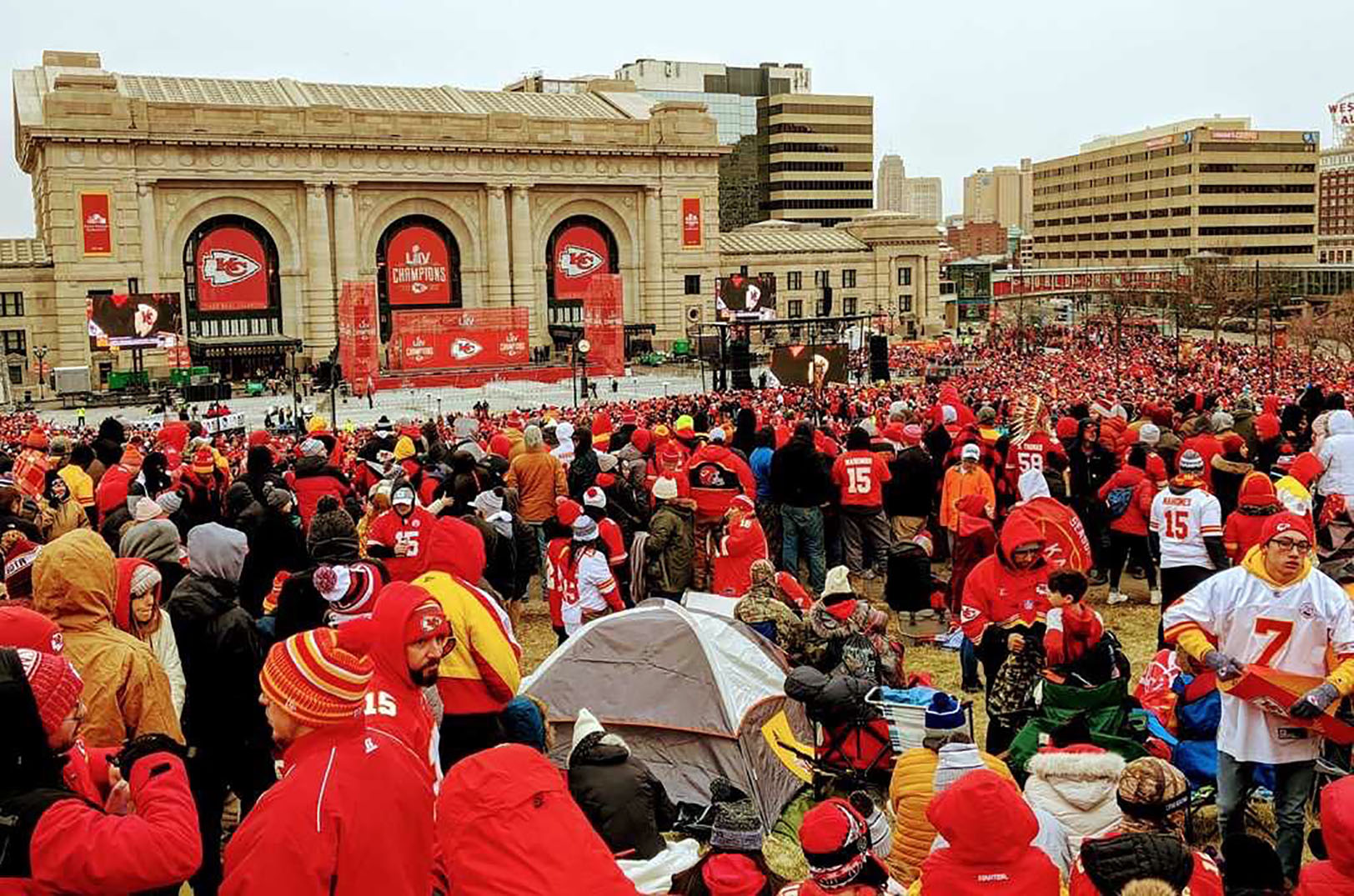 How many fans packed parade route for Chiefs? Crowd counting a