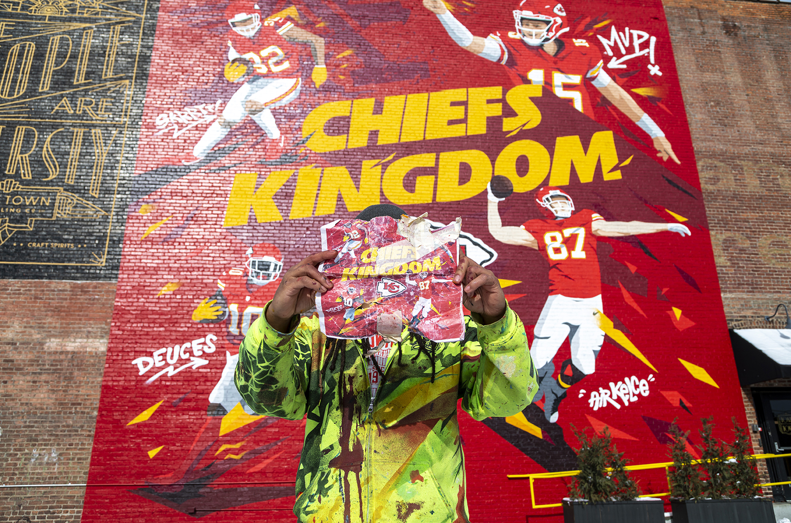 Best new spot for your Super Bowl selfie? Sike Style, Tom’s Town run it back for fan-friendly Chiefs mural